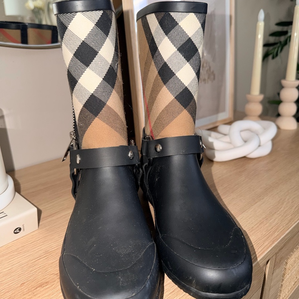 Burberry Boots - Picture 3 of 4
